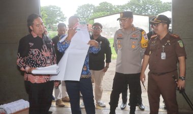 Pastikan-Kesiapan-Pemilu-2024,-Kapolres-Probolinggo-bersama-Forkopimda-Tinjau-Gudang-Logistik-KPU